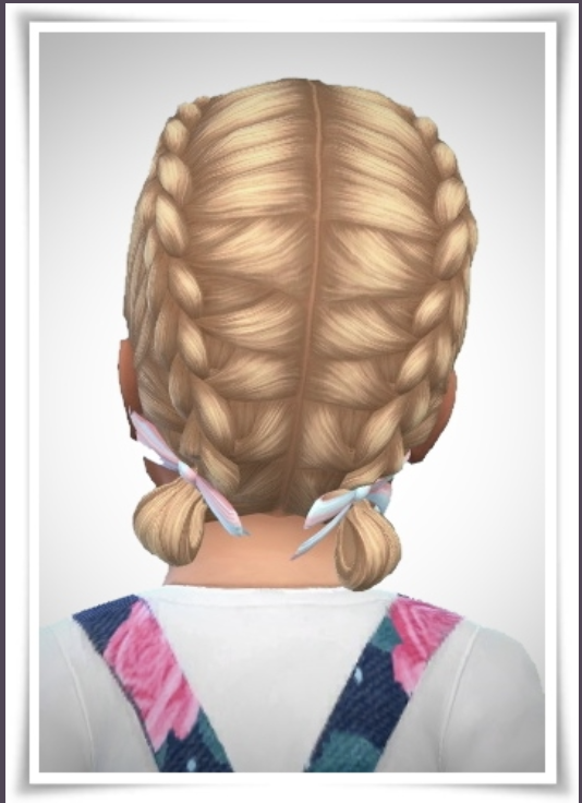 La parte posterior de la cabeza de un niño pequeño en Los Sims 4. Este niño pequeño tiene su cabello en trenzas francesas con pequeños lazos en los extremos.
