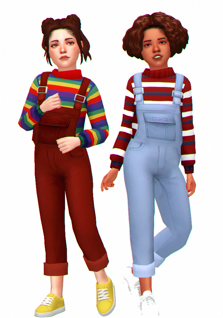 Dos niños vistiendo suéteres a rayas con monos de longitud completa para Los Sims 4.