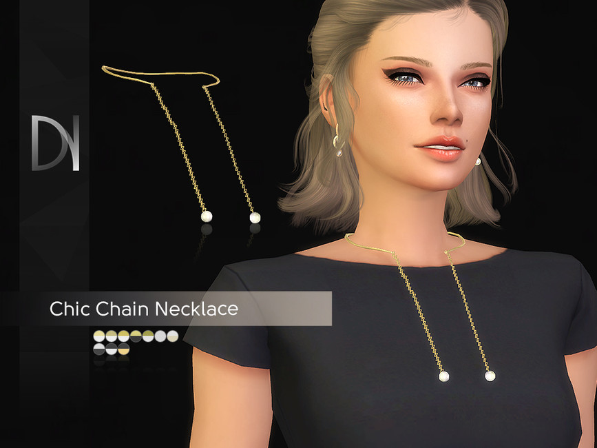 Un sim que se parece a Taylor Swift y lleva una camiseta negra. Lleva un collar de metal que termina en dos perlas en el pecho.