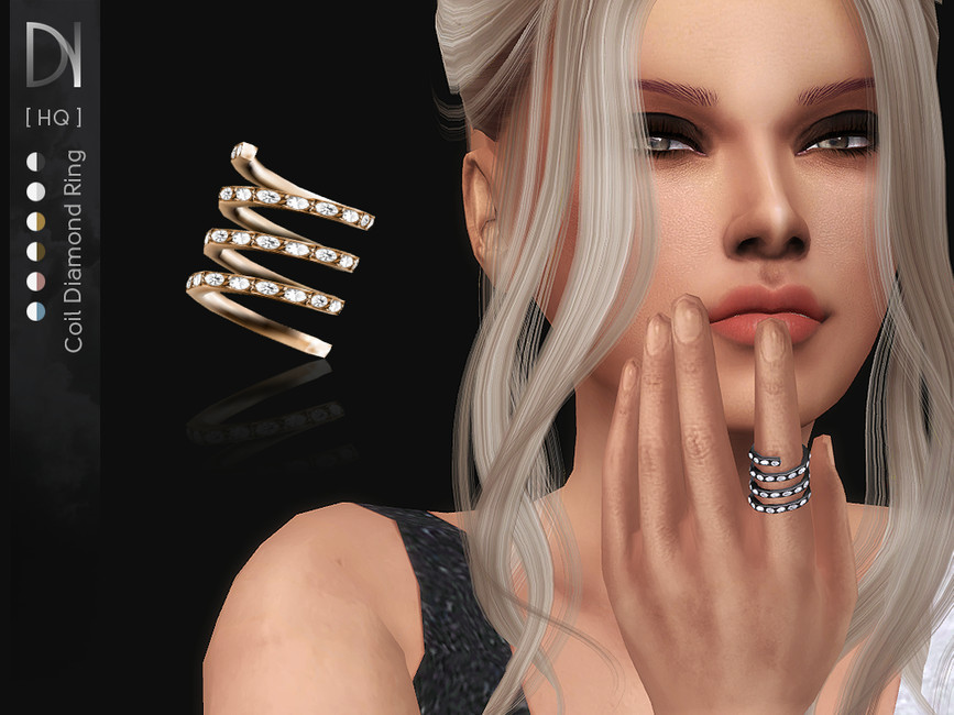 Un sim con cabello rubio y una blusa negra y brillante llevando un anillo en su dedo índice. 