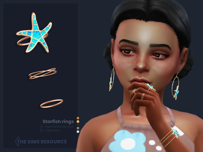 Una sim niña con cabello negro y pecas que lleva un anillo cc que parece una estrella de mar en Los Sims 4.