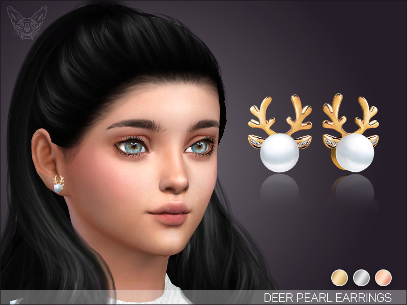 Un Sim con ojos azules y cabello negro que lleva puestos unos pendientes Sims 4 CC que parecen un reno navideño.